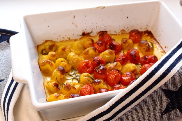 Ugnsbakade tomater med olja, salt, råsocker och rosmarin...