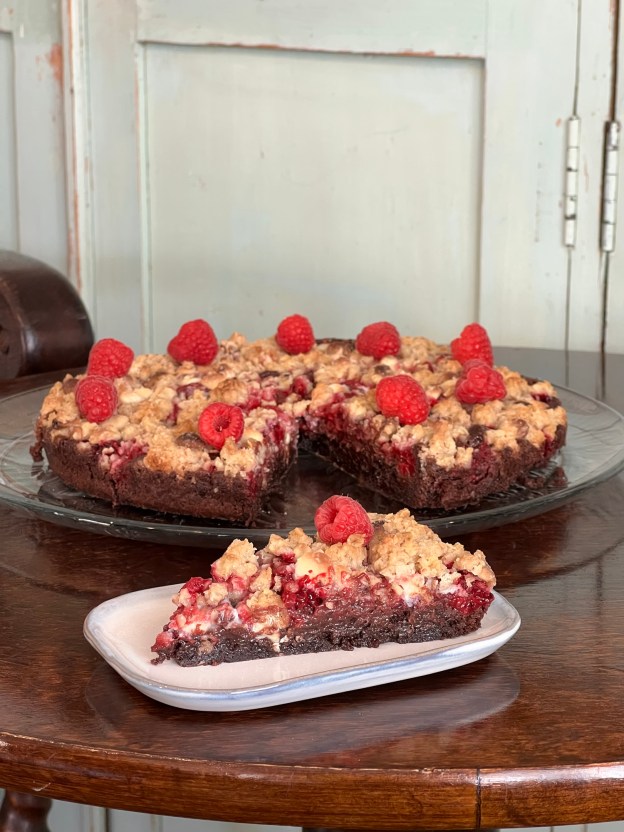 Kladdkaka med hallon och&nbsp;smultopping