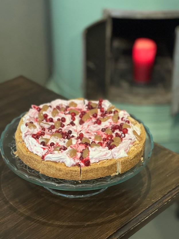 Mandel- och hasselnötsmaräng med&nbsp;lingongrädde